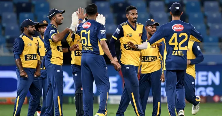 মাঠে শ্রীলঙ্কা ক্রিকেট দলের একাংশ